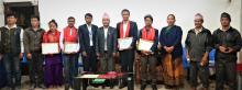 सम्मानित कर्मचारीहरू अध्यक्ष, प्रमुख प्रशासकीय अधिकृत र वडा अध्यक्षका साथ